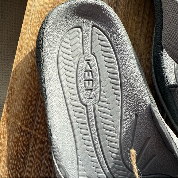 Keen Women's Bali Slide Sandal with Cross Strap Design and Cushioned Sole - Picture 14 of 17